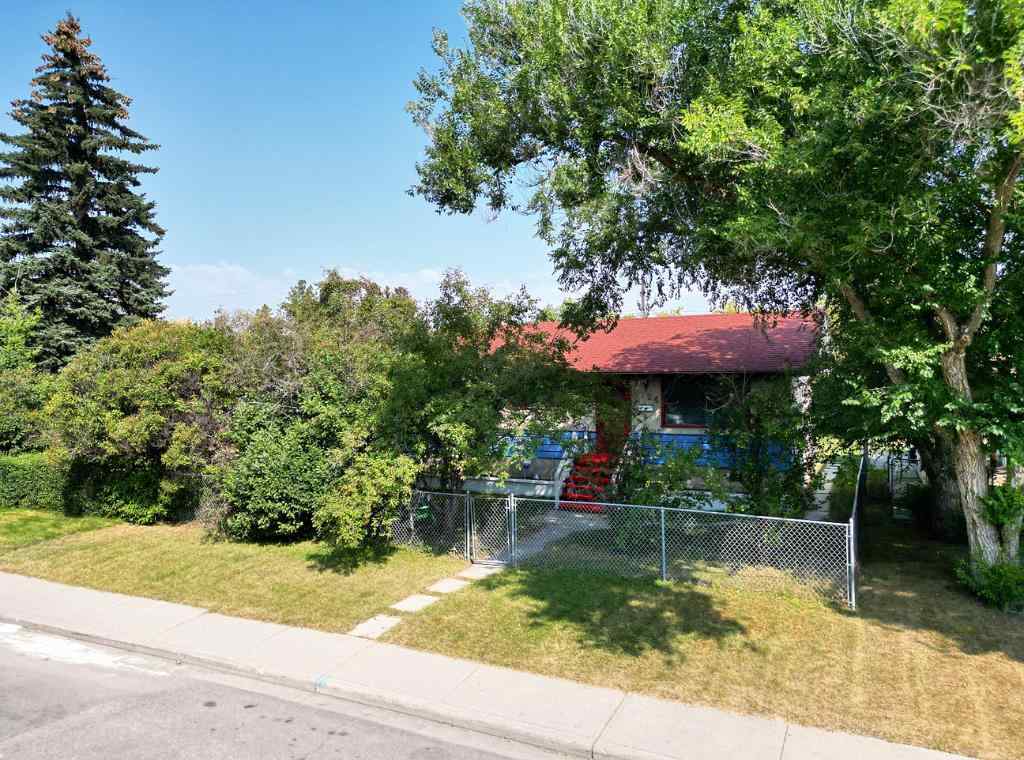 MLS® A2255930 - 8724 34 Avenue NW in Bowness Calgary, Residential