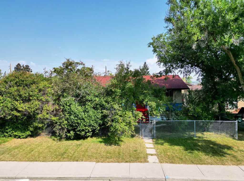 MLS® A2255930 - 8724 34 Avenue NW in Bowness Calgary, Residential