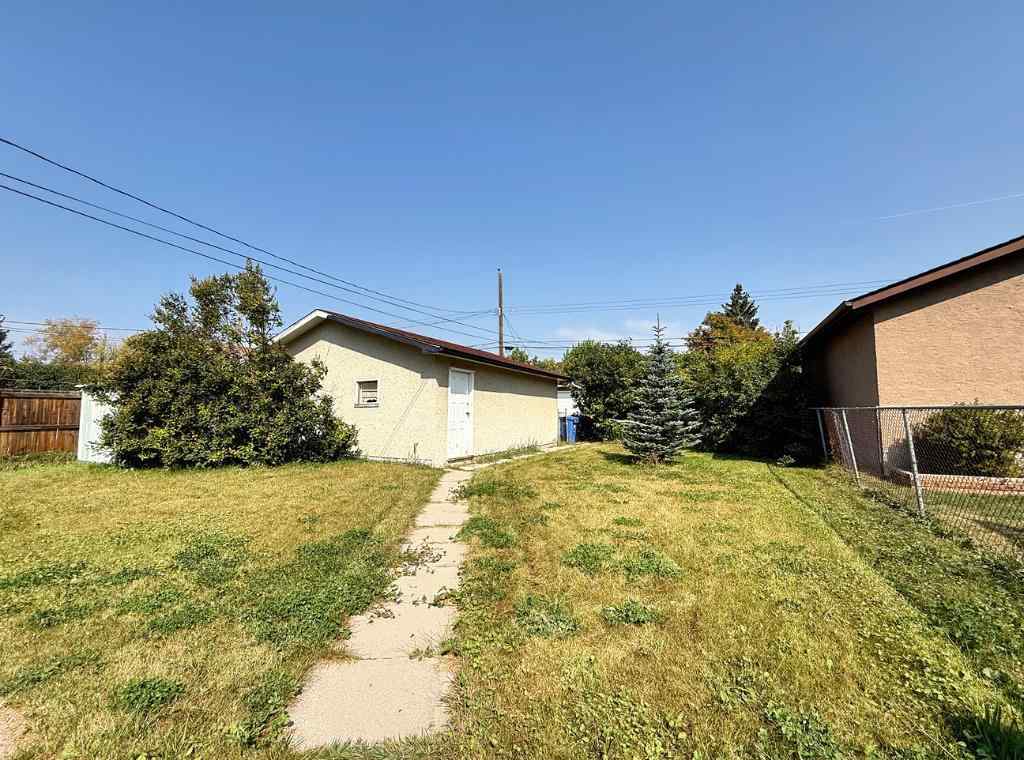 MLS® A2255930 - 8724 34 Avenue NW in Bowness Calgary, Residential