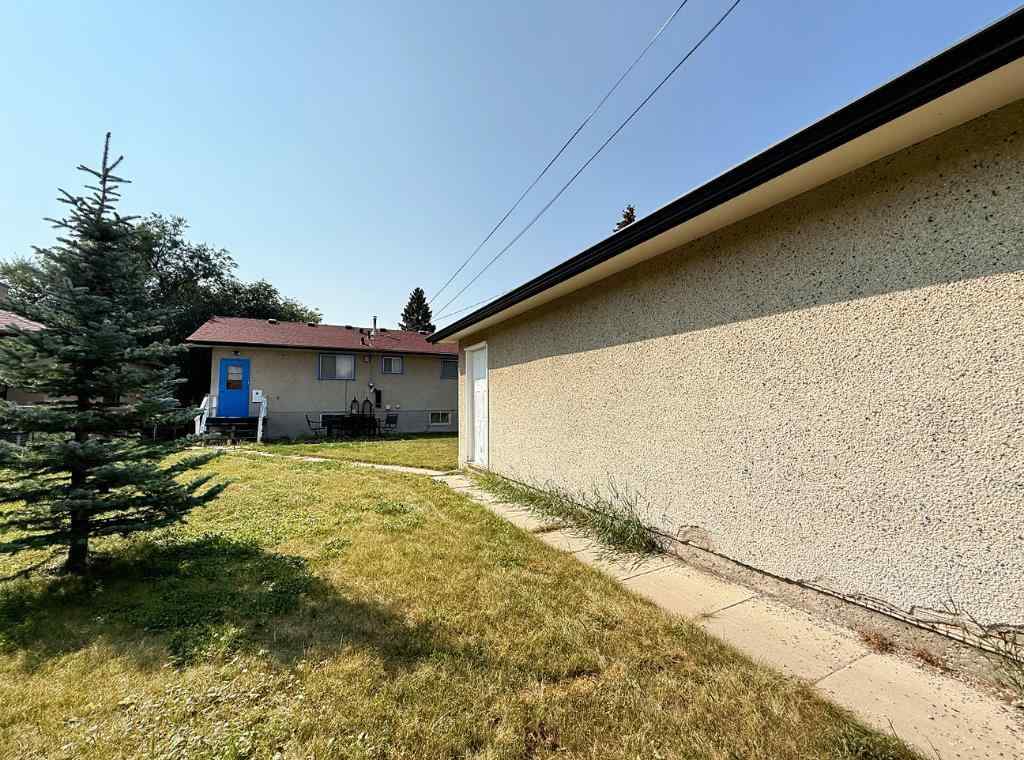 MLS® A2255930 - 8724 34 Avenue NW in Bowness Calgary, Residential
