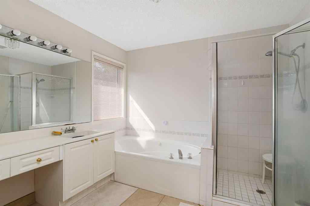 MLS® A2255962 - 218 15 Avenue NW in Crescent Heights Calgary, Residential