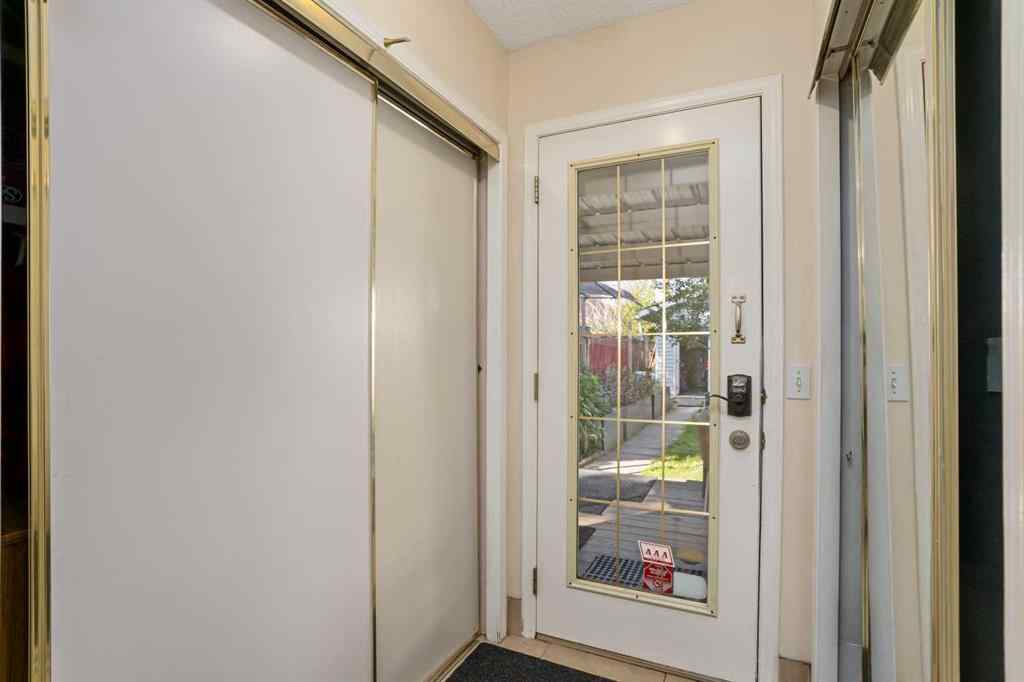 MLS® A2255962 - 218 15 Avenue NW in Crescent Heights Calgary, Residential