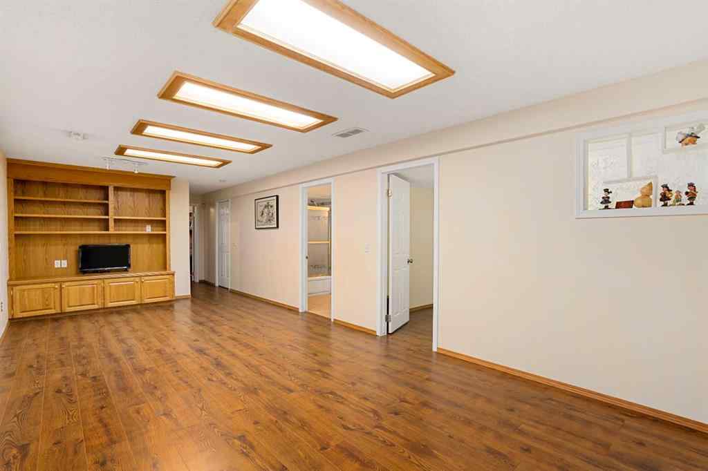 MLS® A2255962 - 218 15 Avenue NW in Crescent Heights Calgary, Residential