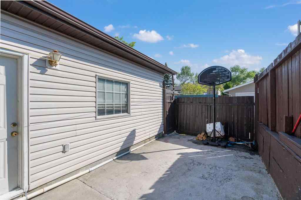 MLS® A2255982 - 220 Temple Close NE in Temple Calgary, Residential