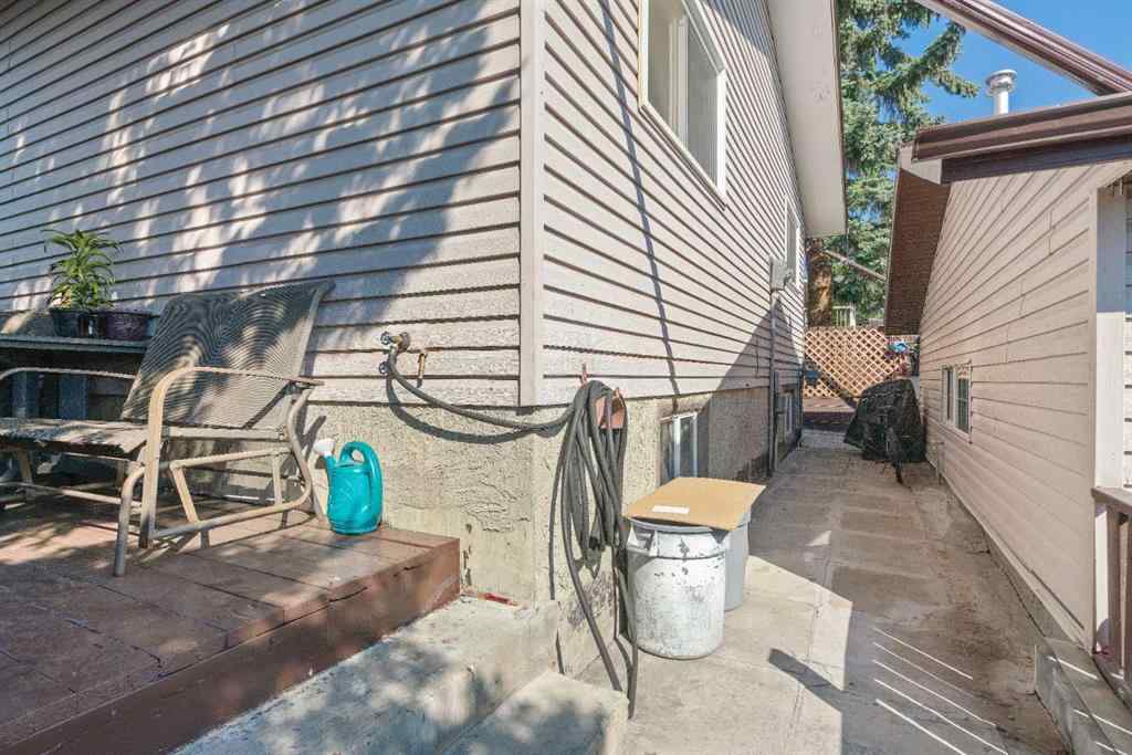 MLS® A2255982 - 220 Temple Close NE in Temple Calgary, Residential