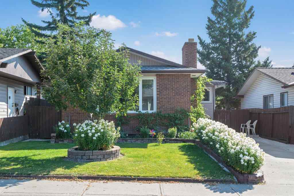 MLS® A2255982 - 220 Temple Close NE in Temple Calgary, Residential