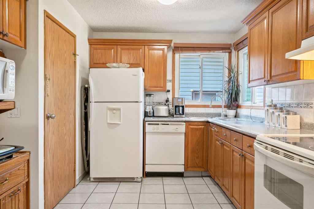 MLS® A2255982 - 220 Temple Close NE in Temple Calgary, Residential
