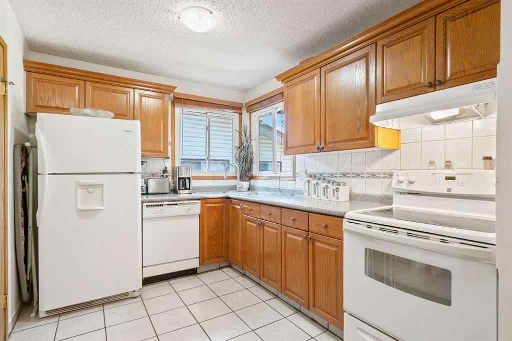 MLS® A2255982 - 220 Temple Close NE in Temple Calgary, Residential