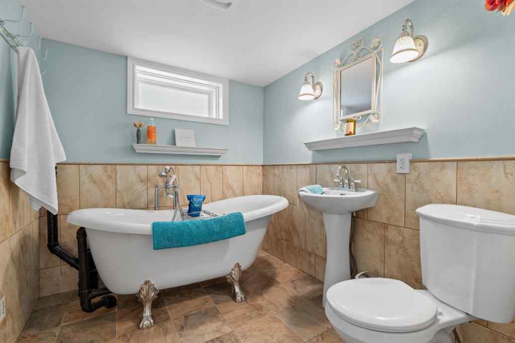 MLS® A2255996 - 810 3 Avenue NW in Sunnyside Calgary, Residential
