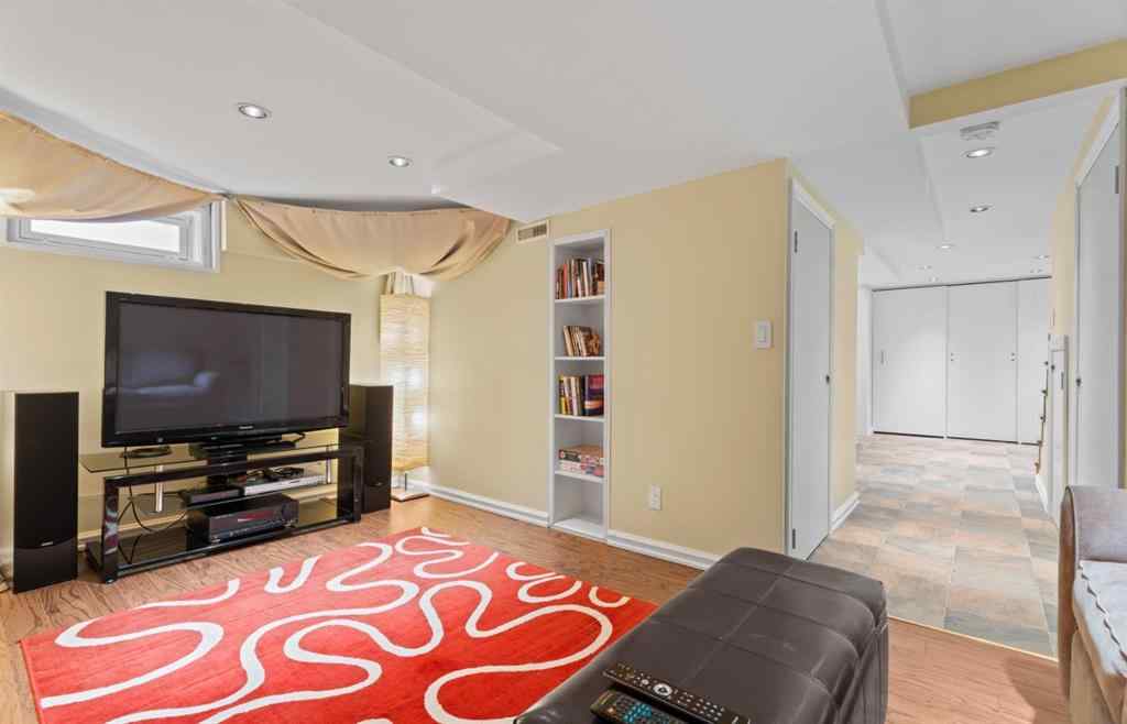 MLS® A2255996 - 810 3 Avenue NW in Sunnyside Calgary, Residential