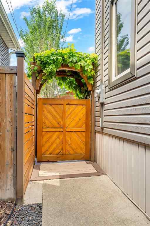 MLS® A2255996 - 810 3 Avenue NW in Sunnyside Calgary, Residential