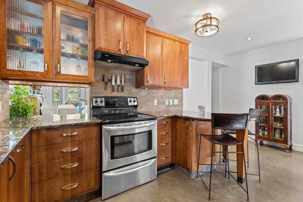 MLS® A2255996 - 810 3 Avenue NW in Sunnyside Calgary, Residential