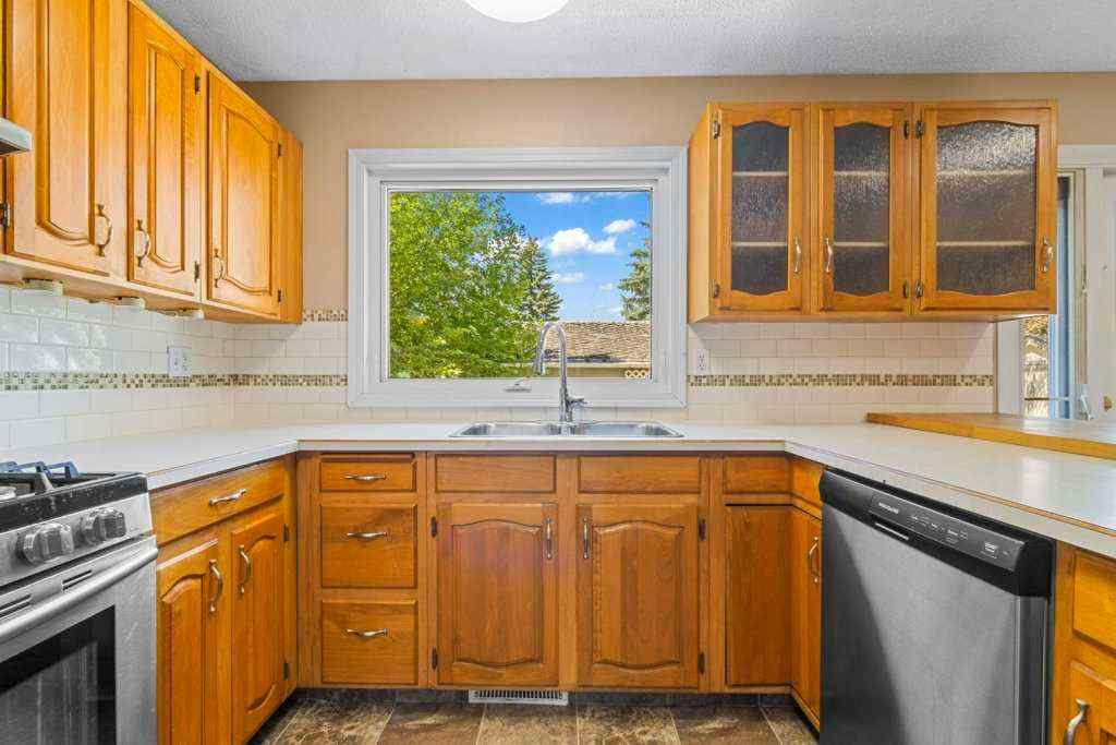 MLS® A2256008 - 320 Parkridge Way SE in Parkland Calgary, Residential