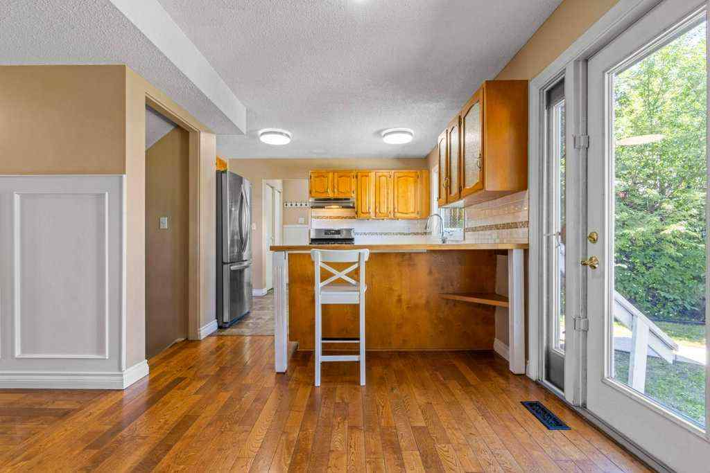 MLS® A2256008 - 320 Parkridge Way SE in Parkland Calgary, Residential