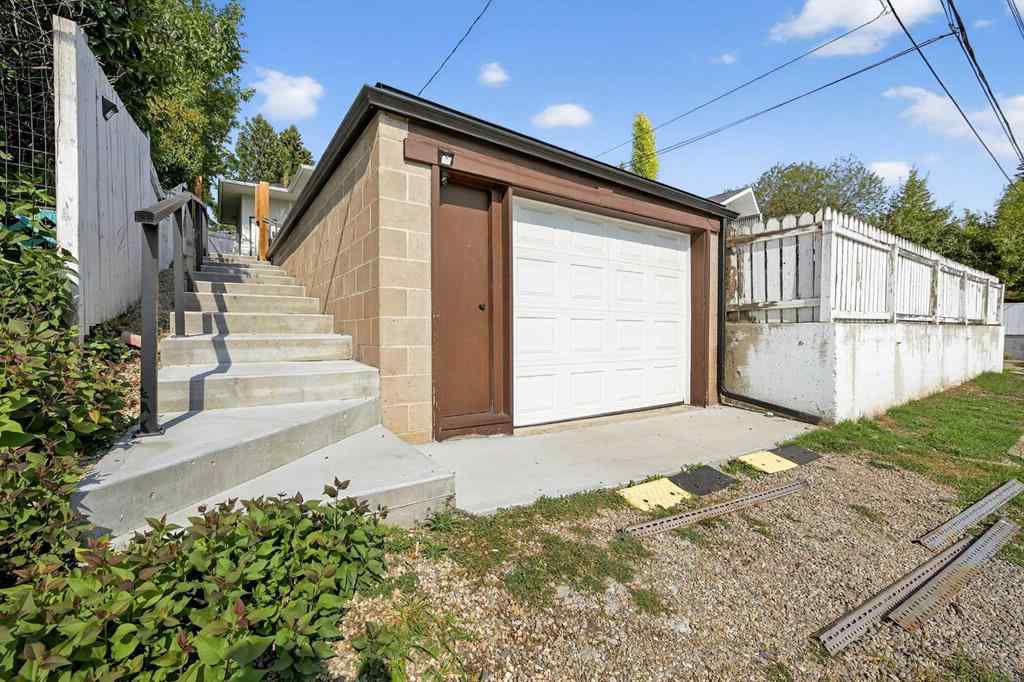 MLS® A2256051 - 35 Collingwood Place NW in Collingwood Calgary, Residential