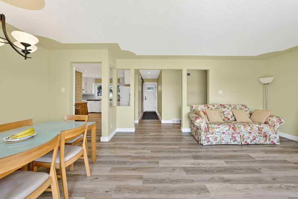 MLS® A2256051 - 35 Collingwood Place NW in Collingwood Calgary, Residential