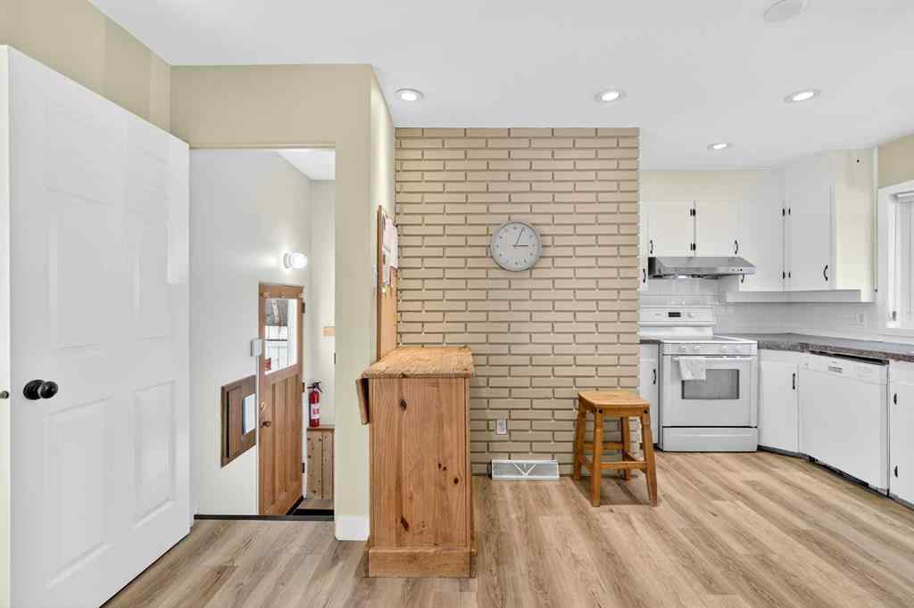 MLS® A2256051 - 35 Collingwood Place NW in Collingwood Calgary, Residential