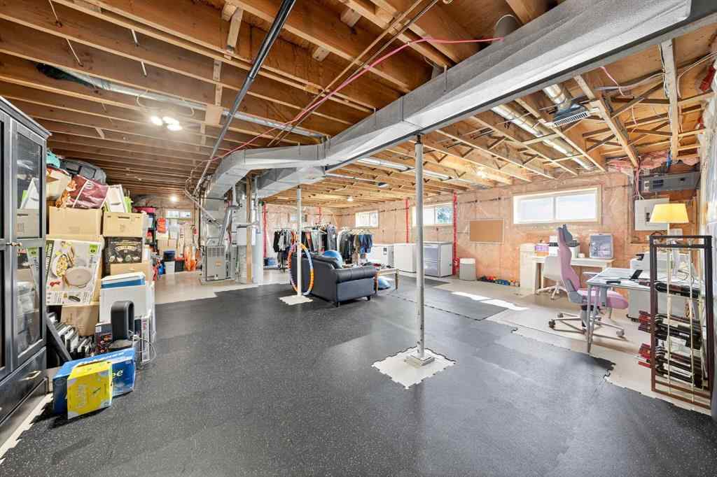 MLS® A2256051 - 35 Collingwood Place NW in Collingwood Calgary, Residential