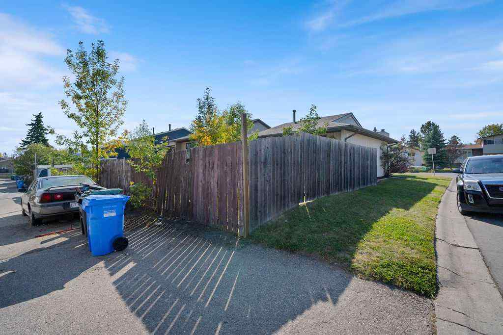 MLS® A2256055 - 5812 22 Avenue NE in Pineridge Calgary, Residential
