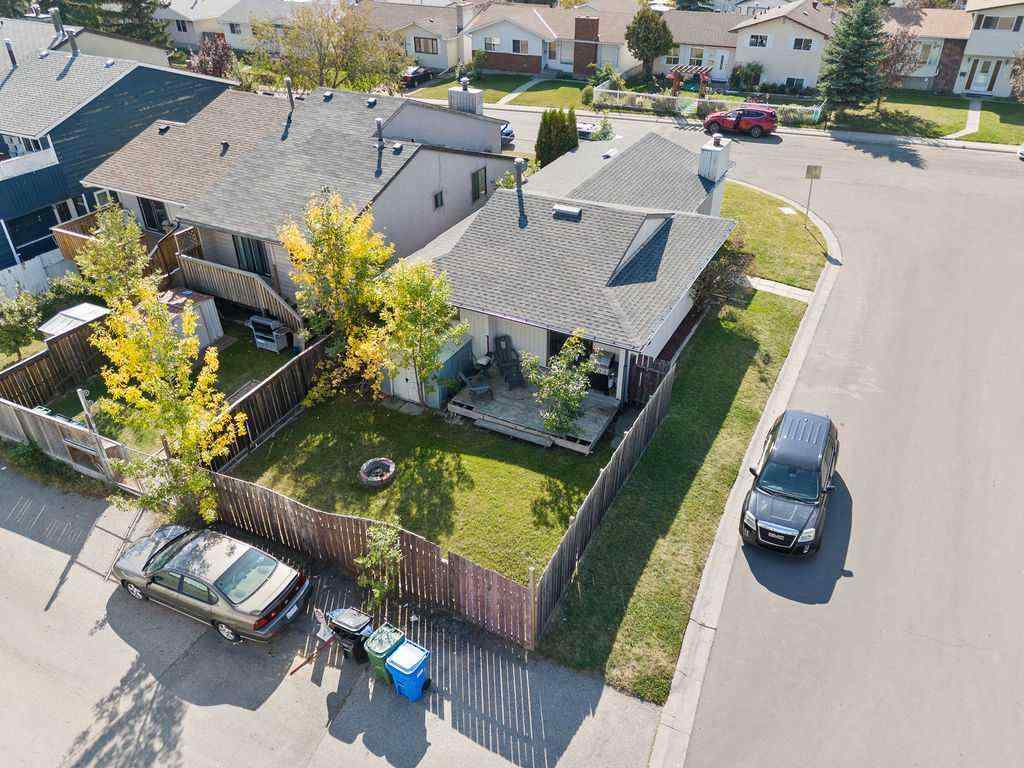 MLS® A2256055 - 5812 22 Avenue NE in Pineridge Calgary, Residential