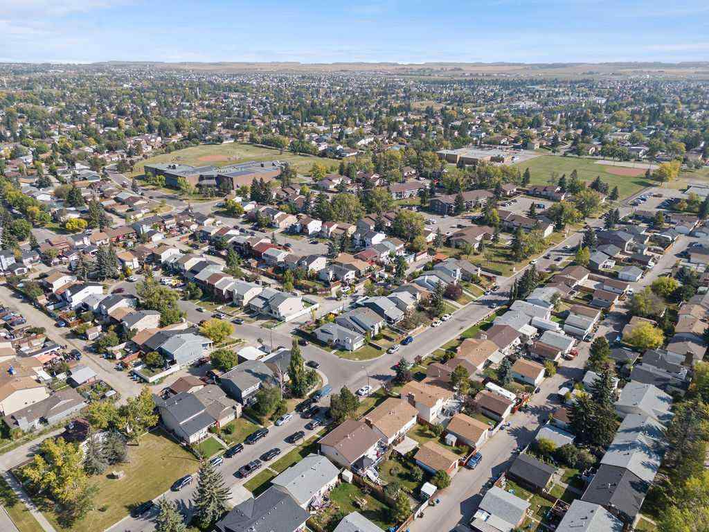 MLS® A2256055 - 5812 22 Avenue NE in Pineridge Calgary, Residential