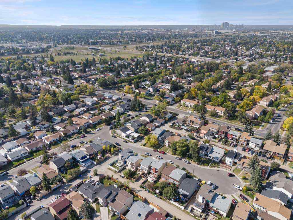 MLS® A2256055 - 5812 22 Avenue NE in Pineridge Calgary, Residential