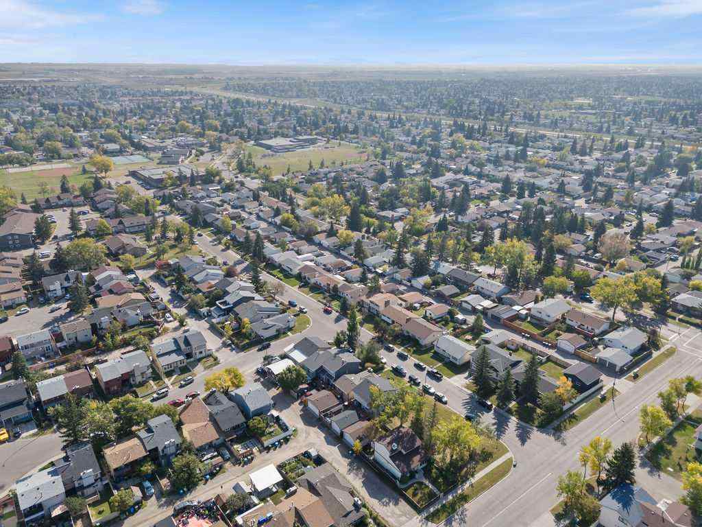 MLS® A2256055 - 5812 22 Avenue NE in Pineridge Calgary, Residential