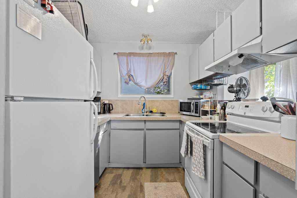 MLS® A2256055 - 5812 22 Avenue NE in Pineridge Calgary, Residential