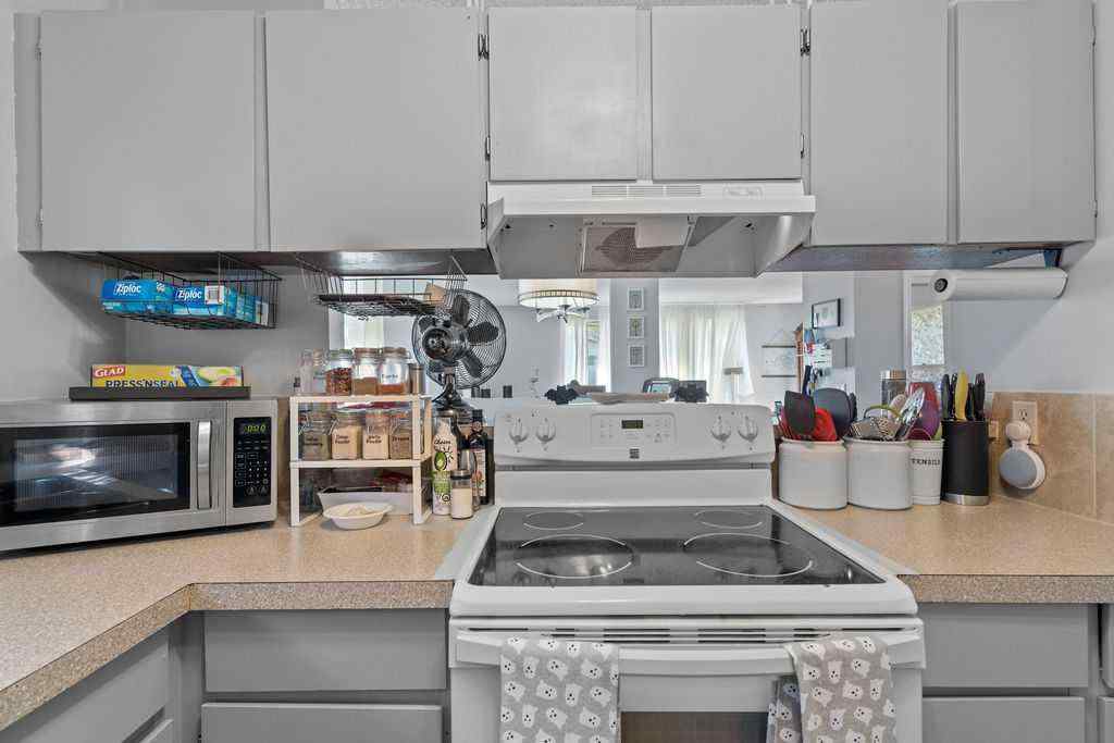 MLS® A2256055 - 5812 22 Avenue NE in Pineridge Calgary, Residential