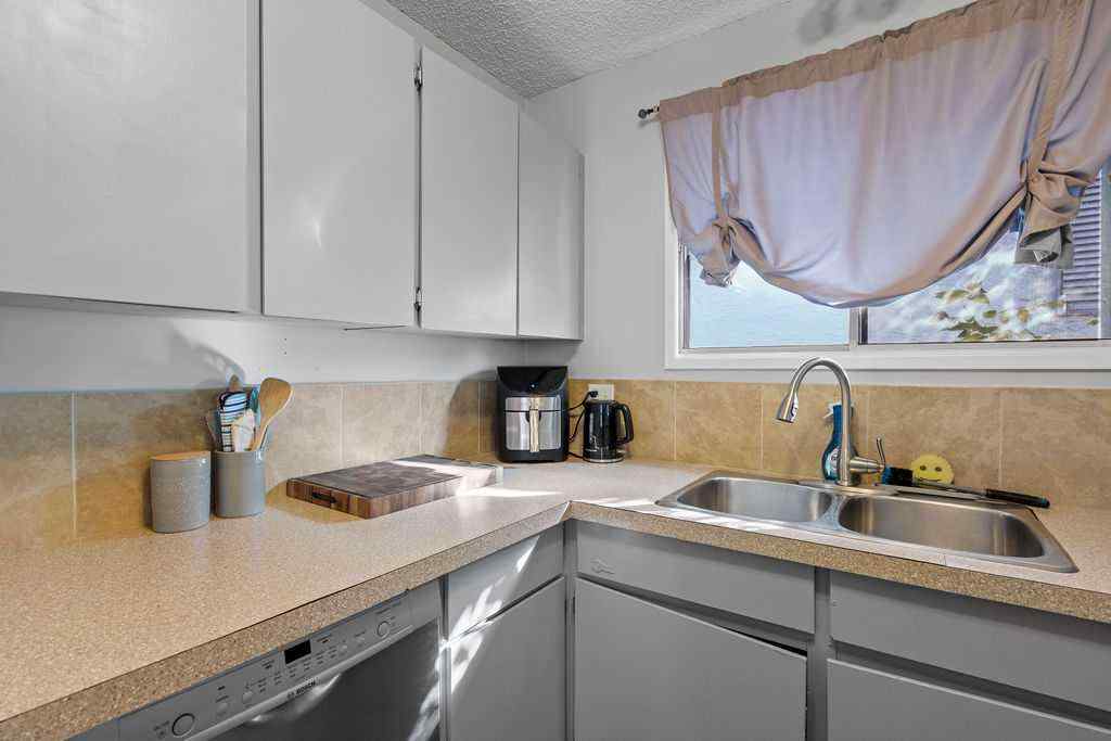 MLS® A2256055 - 5812 22 Avenue NE in Pineridge Calgary, Residential