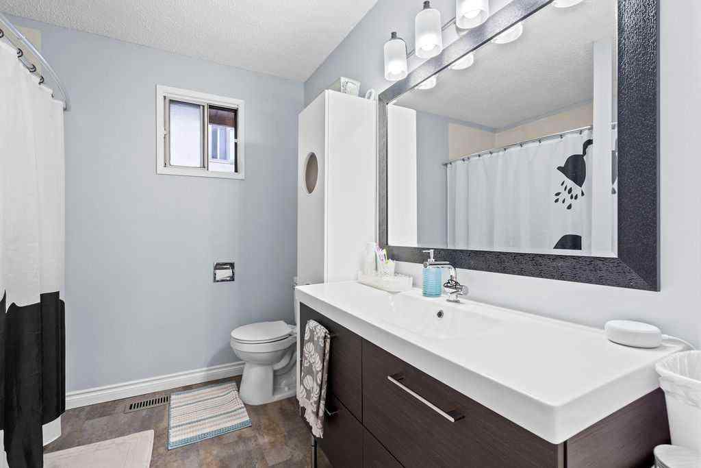 MLS® A2256055 - 5812 22 Avenue NE in Pineridge Calgary, Residential