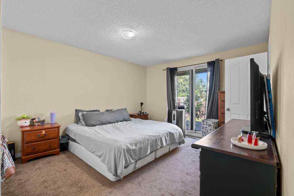 MLS® A2256055 - 5812 22 Avenue NE in Pineridge Calgary, Residential