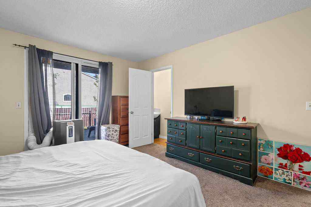 MLS® A2256055 - 5812 22 Avenue NE in Pineridge Calgary, Residential