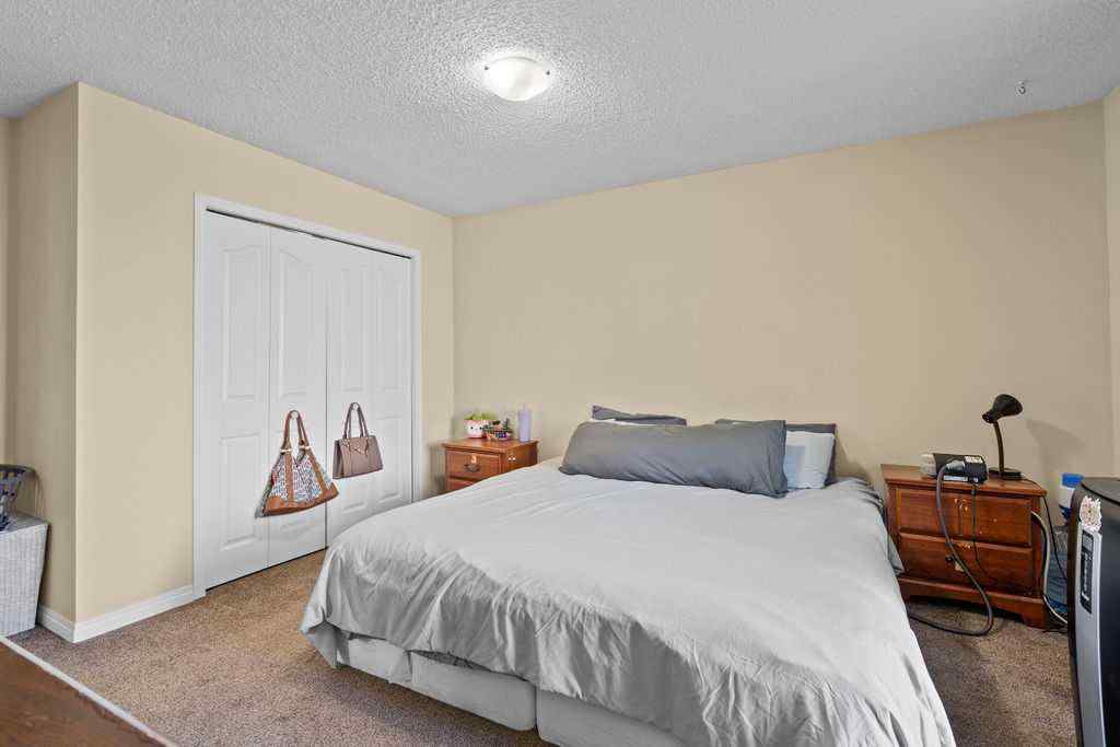 MLS® A2256055 - 5812 22 Avenue NE in Pineridge Calgary, Residential