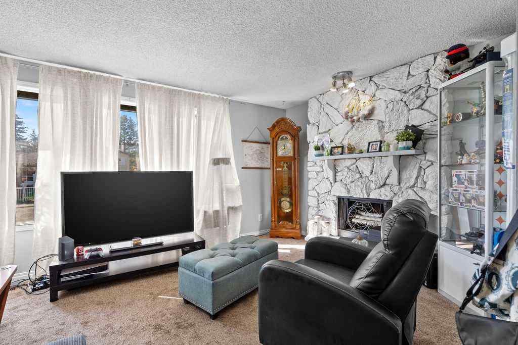 MLS® A2256055 - 5812 22 Avenue NE in Pineridge Calgary, Residential