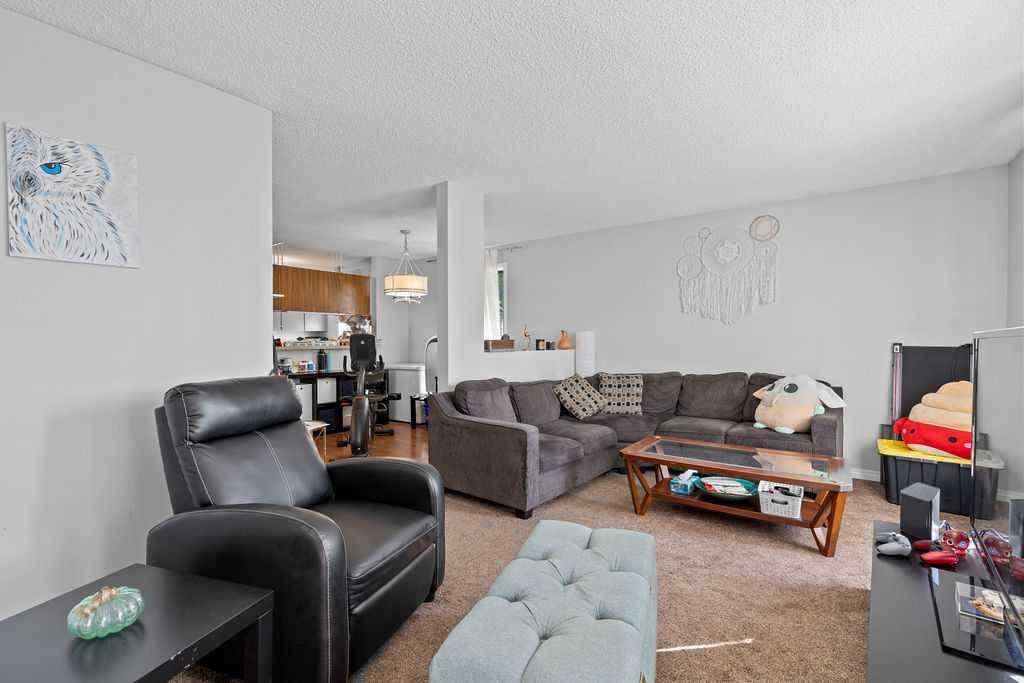 MLS® A2256055 - 5812 22 Avenue NE in Pineridge Calgary, Residential