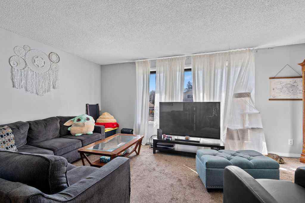 MLS® A2256055 - 5812 22 Avenue NE in Pineridge Calgary, Residential
