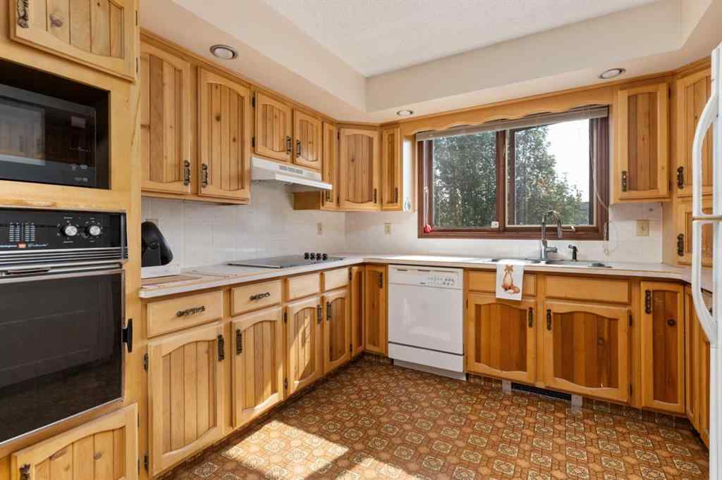 MLS® A2256057 - 6521 49 Avenue  in Grandview Camrose, Residential