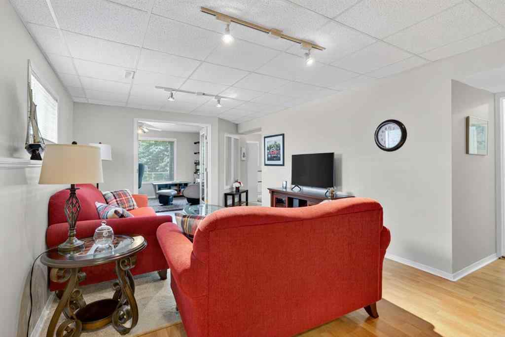 MLS® A2256076 - 22 Somerside Manor SW in Somerset Calgary, Residential
