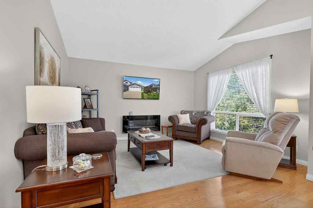MLS® A2256076 - 22 Somerside Manor SW in Somerset Calgary, Residential