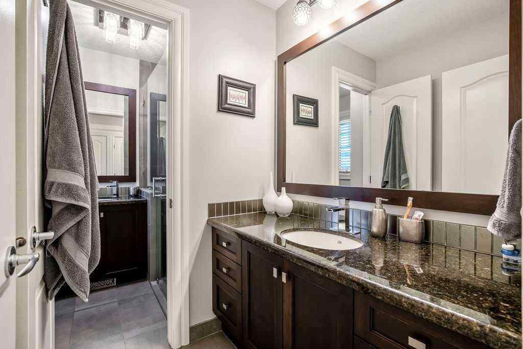 MLS® A2256097 - 2133 5 Avenue NW in West Hillhurst Calgary, Residential