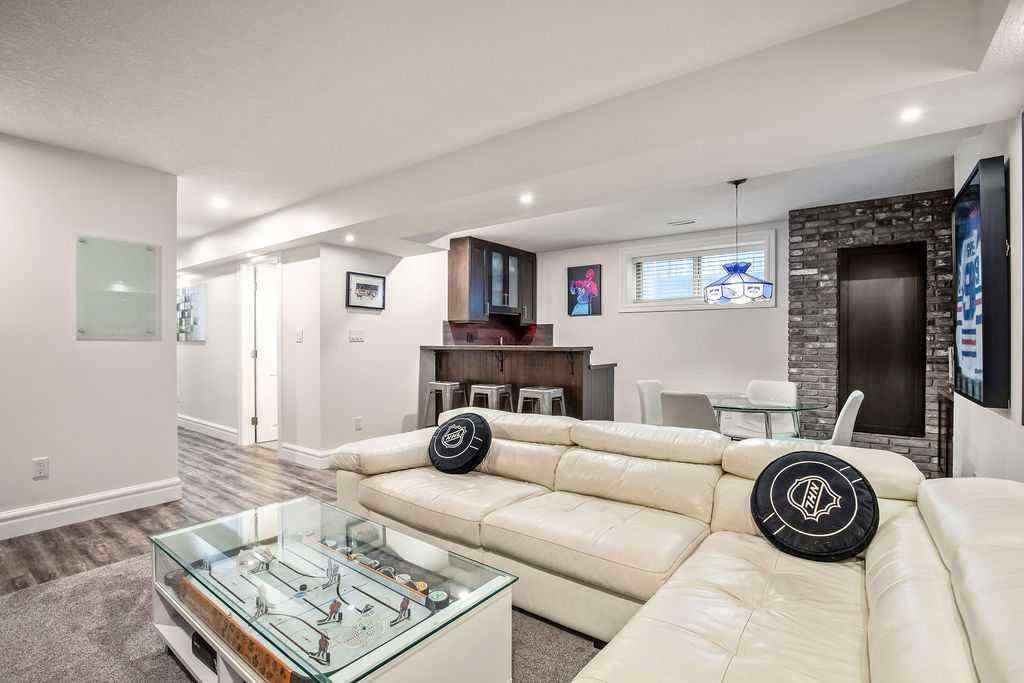 MLS® A2256097 - 2133 5 Avenue NW in West Hillhurst Calgary, Residential