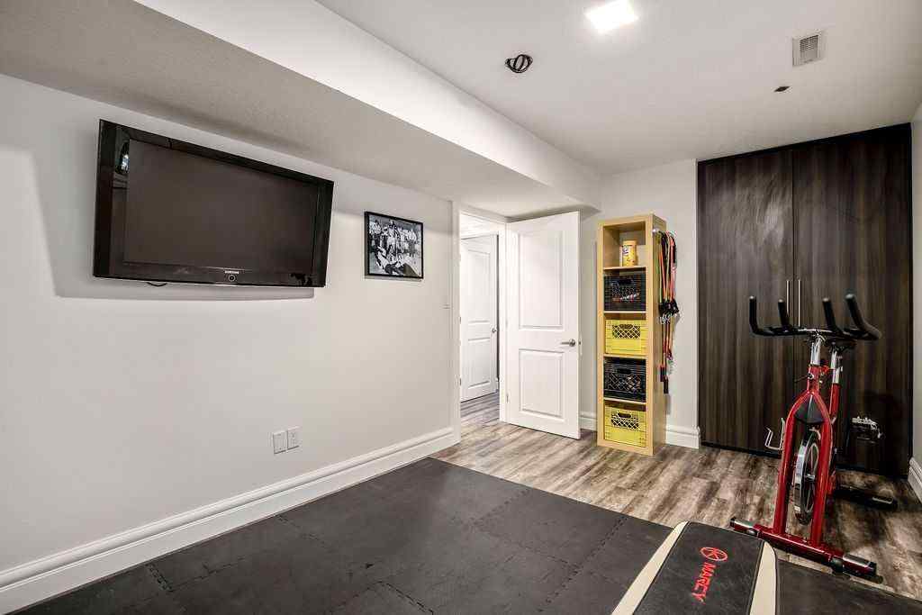MLS® A2256097 - 2133 5 Avenue NW in West Hillhurst Calgary, Residential