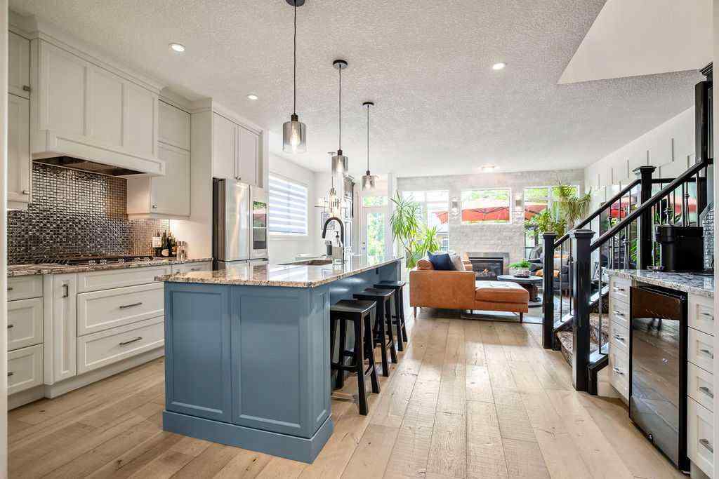 MLS® A2256097 - 2133 5 Avenue NW in West Hillhurst Calgary, Residential