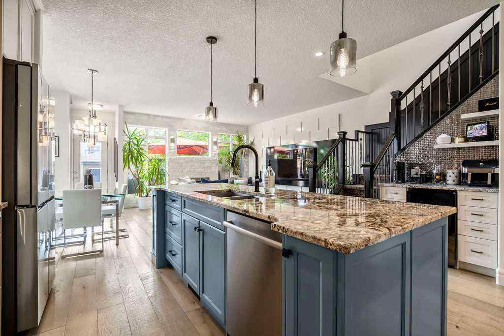 MLS® A2256097 - 2133 5 Avenue NW in West Hillhurst Calgary, Residential
