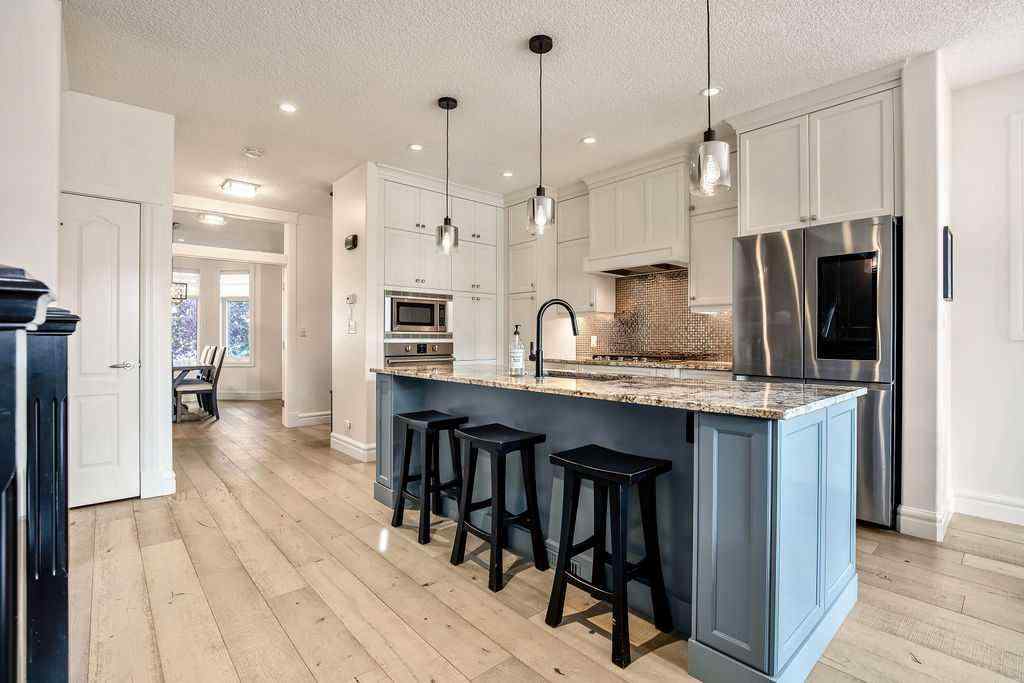 MLS® A2256097 - 2133 5 Avenue NW in West Hillhurst Calgary, Residential