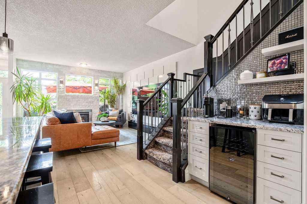 MLS® A2256097 - 2133 5 Avenue NW in West Hillhurst Calgary, Residential