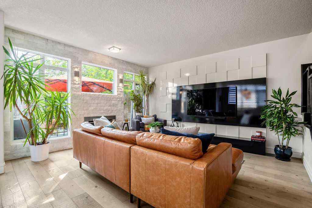 MLS® A2256097 - 2133 5 Avenue NW in West Hillhurst Calgary, Residential