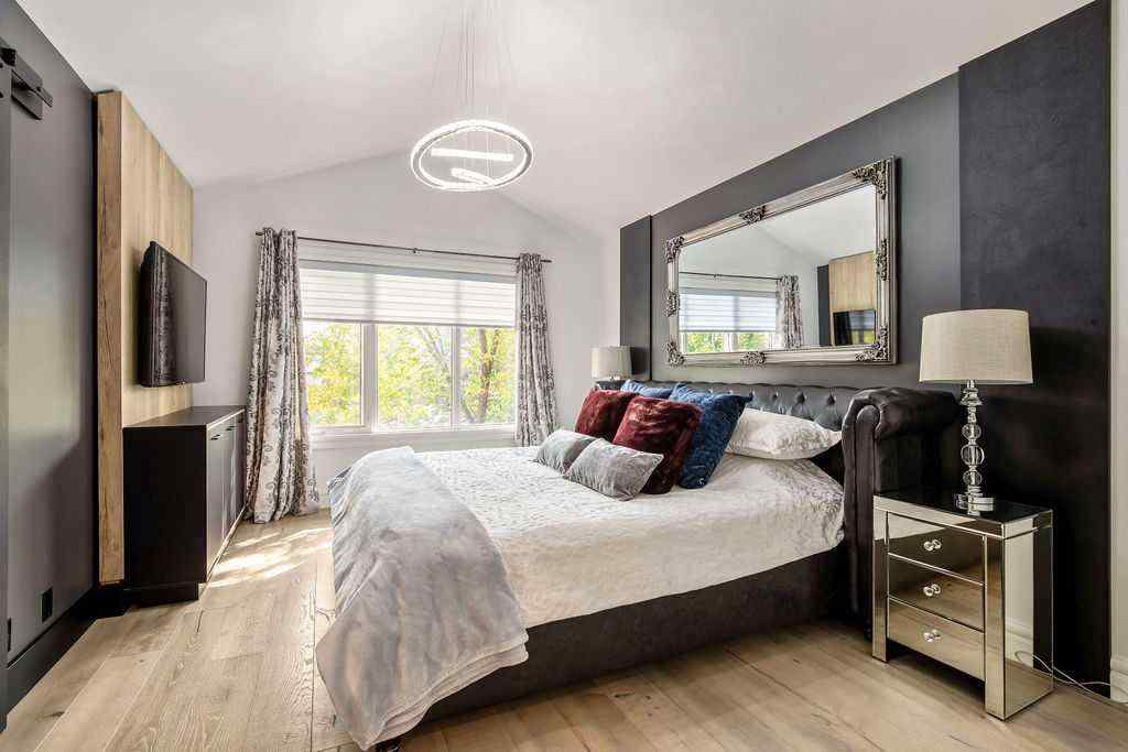 MLS® A2256097 - 2133 5 Avenue NW in West Hillhurst Calgary, Residential