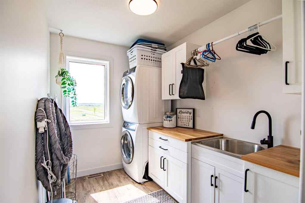 MLS® A2256122 - 587 Robinson Avenue  in Palisades Penhold, Residential